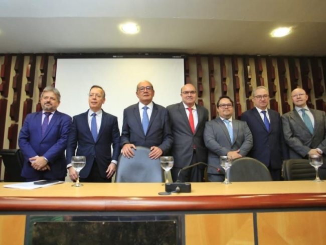 Ao lado do Ministro Gilmar Mendes, Benedito Torres abre mesa de lançamento do Doutorado em Direito