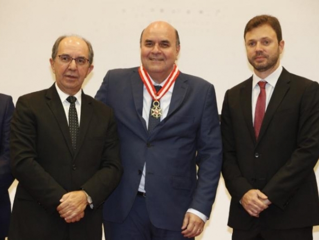 PGJ é homenageado com Medalha da Ordem do Mérito da CONAMP